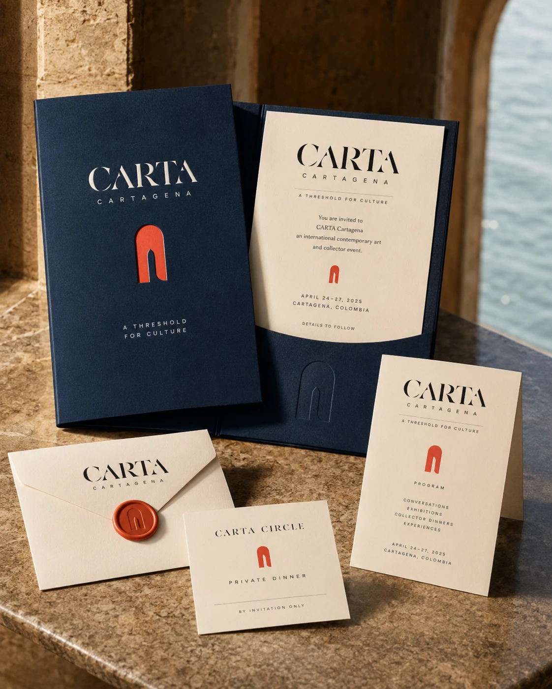 CARTA-Einladungspaket mit dunkelblauem Folder, Siegelumschlag und Programmkarte