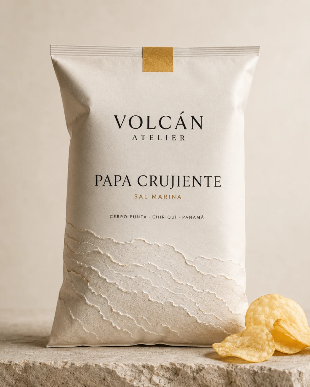 VOLCÁN ATELIER Papa Crujiente in heller Verpackung mit geologischer Reliefstruktur