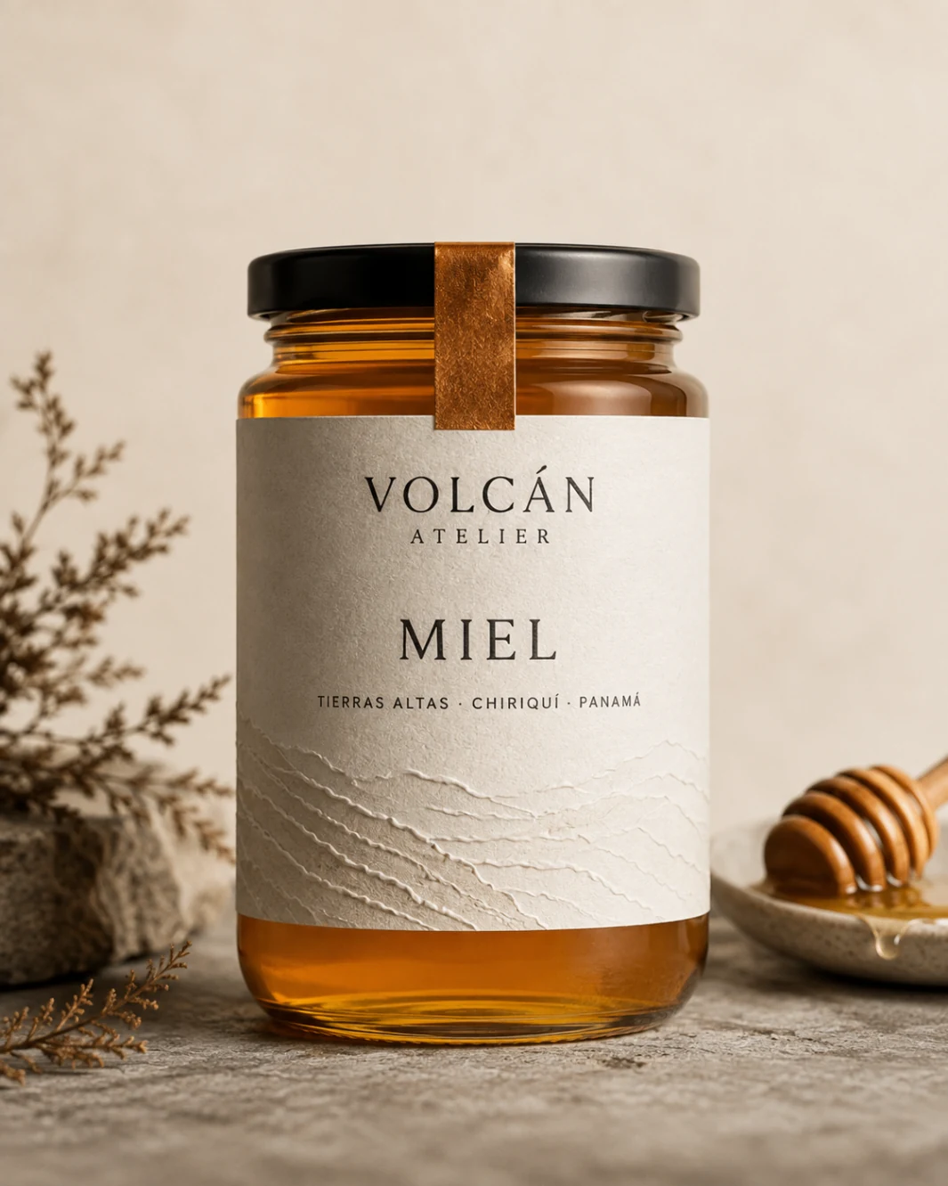 VOLCÁN ATELIER Honigglas mit taktilem Off-White-Etikett und Kupferakzent