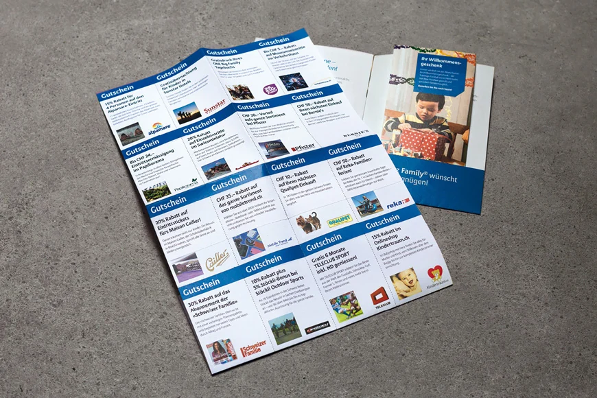 Aufgeklapptes Allianz-Family-Gutscheinbuch mit zahlreichen Partnerangeboten