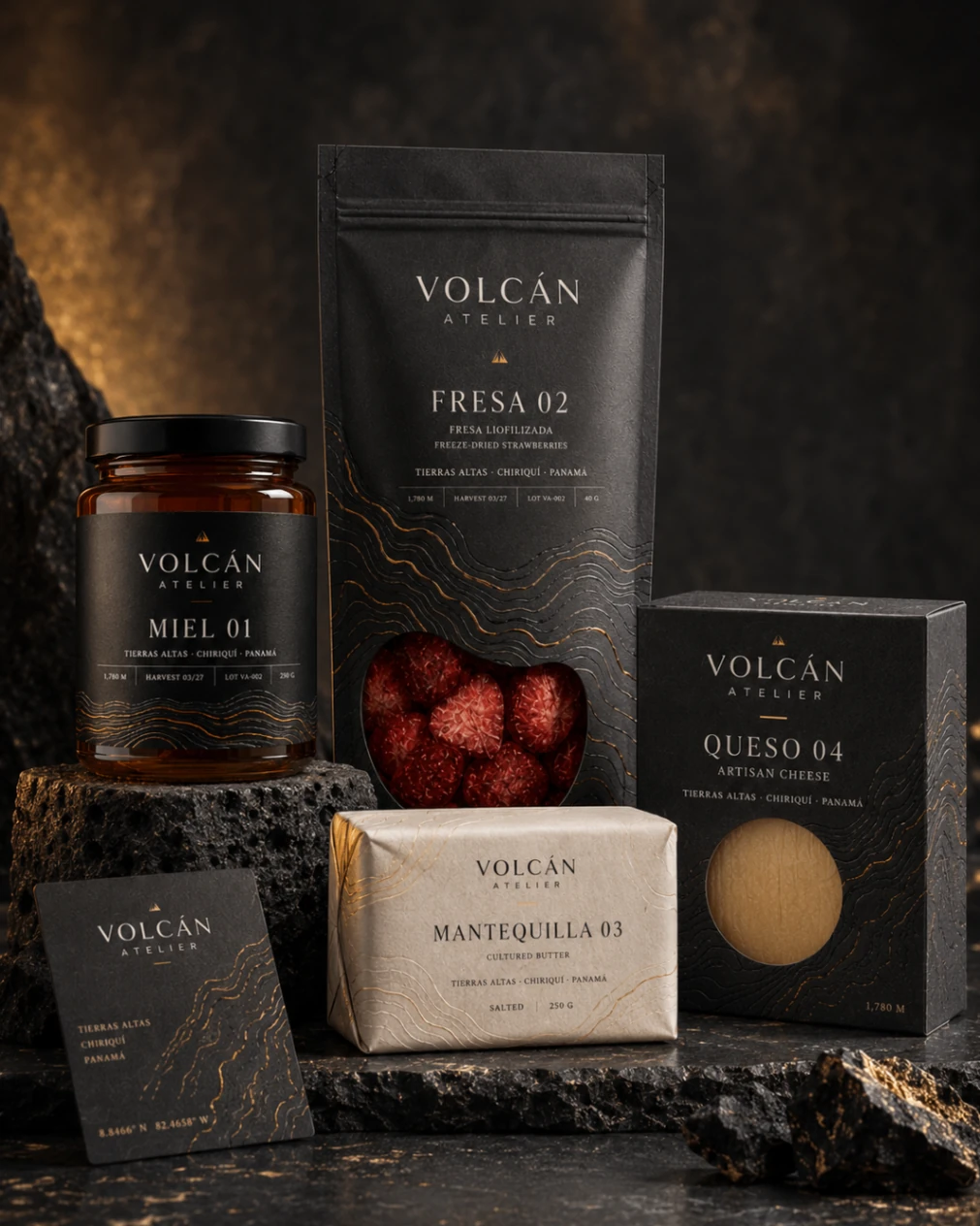 Dunkle VOLCÁN-ATELIER-Produktfamilie mit Honig, Fresa, Butter und Käse auf vulkanischem Gestein