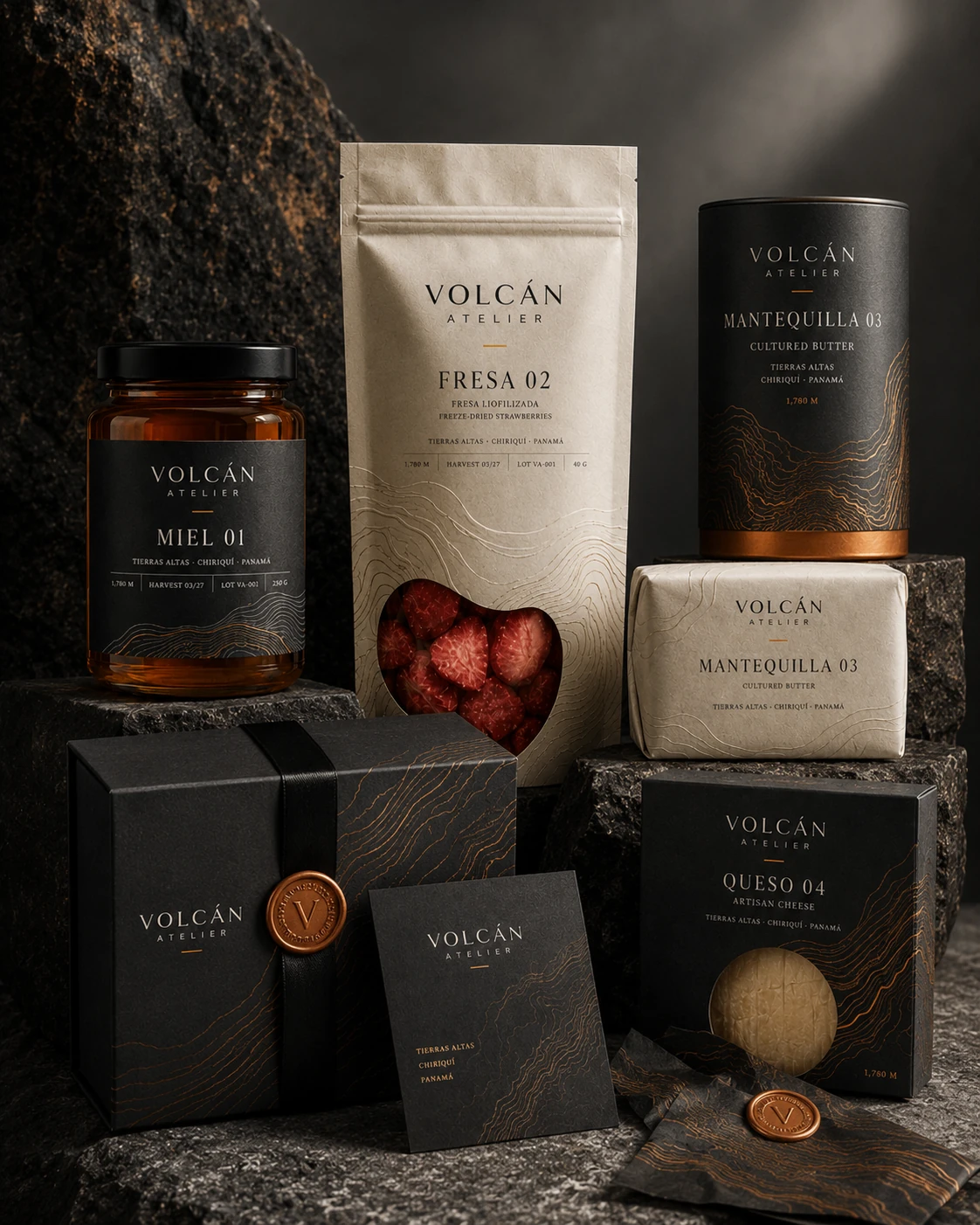 Dunkle VOLCÁN-ATELIER-Produktfamilie mit Honig, Fresa, Butter, Käse und Geschenkverpackung