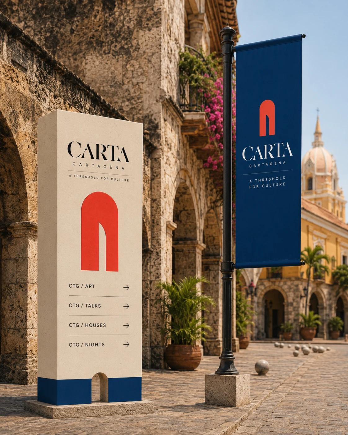 CARTA-Wegweisersäule mit Hinweisen zu Art, Talks, Houses und Nights vor historischen Bögen