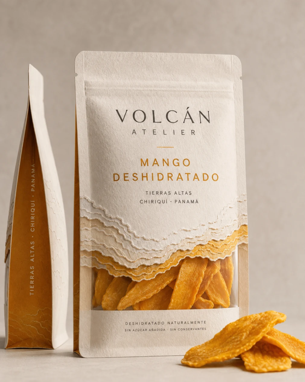 VOLCÁN ATELIER Mango Deshidratado in heller Verpackung mit geologischen Schichten und Produktfenster