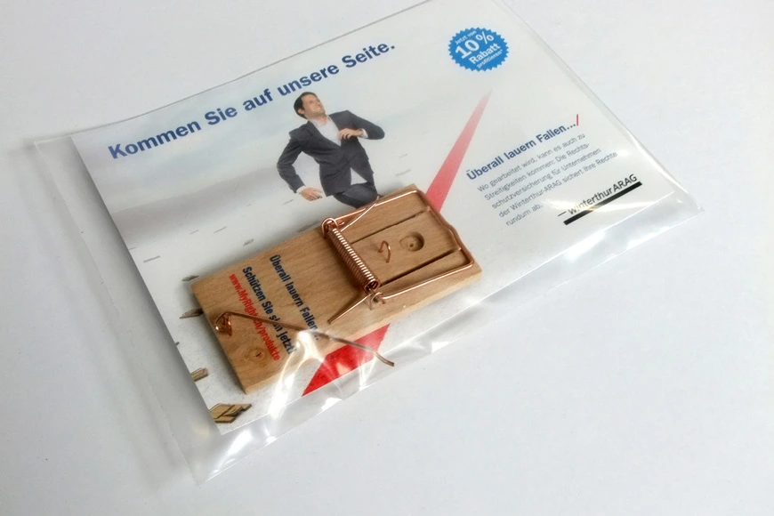 B2B Direct Mailing von AXA-ARAG mit einer echten Mausefalle als Beilage